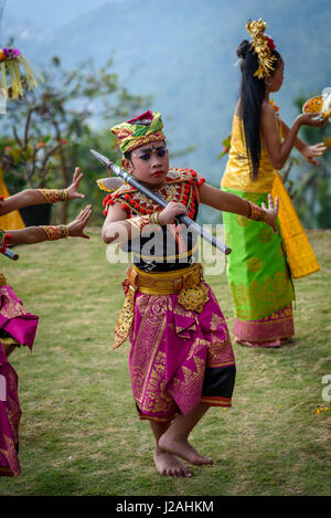 Indonesia, Bali, Kabul Buleleng, prestazioni epica del Ramayana dalla locale scuola di ballo, che è accompagnato dal Gamelan Orchestra della Scuola Foto Stock