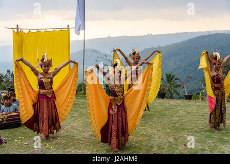 Indonesia, Bali, Kabul Buleleng, prestazioni epica del Ramayana dalla locale scuola di ballo, che è accompagnato dal Gamelan Orchestra della Scuola Foto Stock