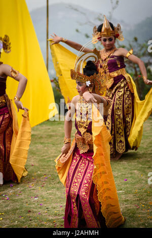 Indonesia, Bali, Kabul Buleleng, prestazioni epica del Ramayana dalla locale scuola di ballo, che è accompagnato dal Gamelan Orchestra della Scuola Foto Stock