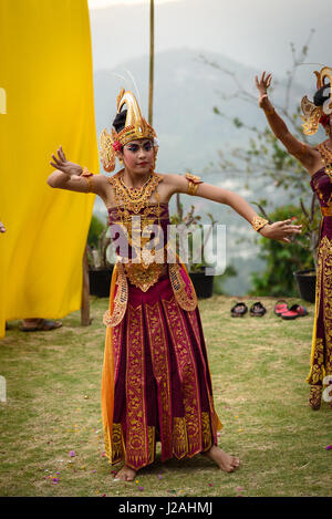 Indonesia, Bali, Kabul Buleleng, prestazioni epica del Ramayana dalla locale scuola di ballo, che è accompagnato dal Gamelan Orchestra della Scuola Foto Stock