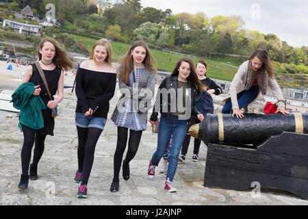 Gli adolescenti UK - ragazze adolescenti camminando sul Cobb, Lyme Regis, Dorset England Regno Unito Foto Stock