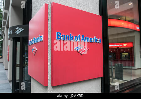 Bank of America logo vicino all'ingresso di uno dei loro rami. Foto Stock