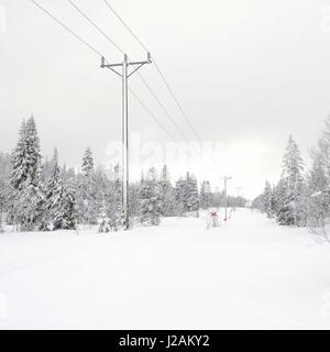 Indicatore di percorso attraverso artico paesaggio invernale. Foto Stock