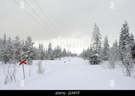 Indicatore di percorso attraverso artico paesaggio invernale. Foto Stock