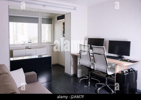 Interno del moderno appartamento con workplace Foto Stock