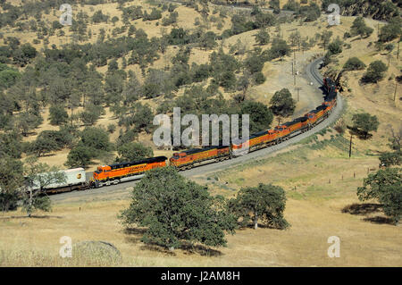 BNSF powered treno merci vicino Tehachapi Loop, CALIFORNIA, STATI UNITI D'AMERICA Foto Stock