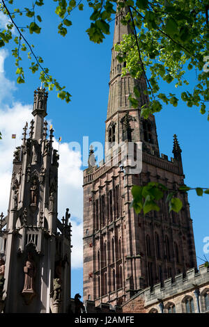 Coventry Croce e la chiesa della Santa Trinità in primavera, Coventry, West Midlands, England, Regno Unito Foto Stock