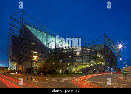 Una vista esterna di notte di St James Park football Stadium, Newcastle upon Tyne, England, Regno Unito Foto Stock