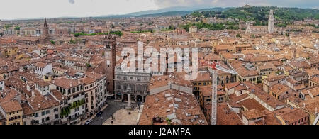 Bellissima vista aerea della città di Verona con tetti rossi, Italia Foto Stock