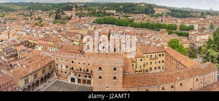 Bellissima vista aerea della città di Verona con tetti rossi, Italia Foto Stock