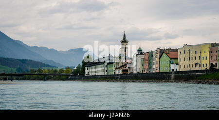 Rattenberg Chiesa guardando oltre il fiume Inn. Rattenberg, Austria Foto Stock