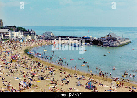Broadstairs Beach, East Kent, Regno Unito, nell'estate del 1982 Foto Stock