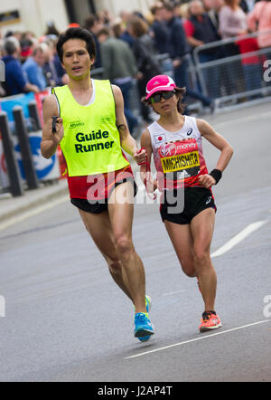 St Jame's Park, Londra,UK. 23 Aprile, 2017. Migliaia di prendere parte alla trentasettesima maratona di Londra Foto Stock