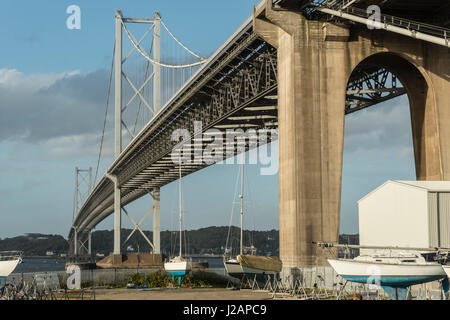 Forth Road Bridge dal di sotto da Port Edgar, Queensferry, West Lothian, Scozia, Regno Unito Foto Stock