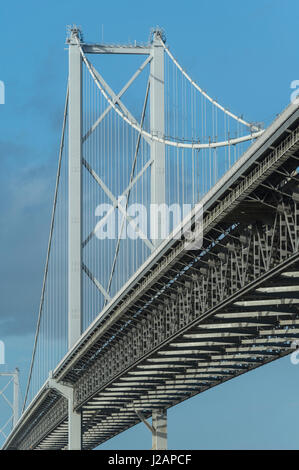 Forth Road Bridge dal di sotto da Port Edgar, Queensferry, West Lothian, Scozia, Regno Unito Foto Stock