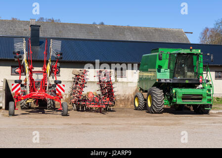 Brakne Hoby, Svezia - 22 Aprile 2017: documentario di piccoli agricoltori pubblica il giorno. Per le attrezzature agricole, da sinistra; voltafieno, Harrow, e John Deere harv Foto Stock