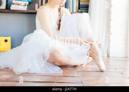 Ballerina pantofole di legatura attorno alla sua caviglia donna ballerina pointe. Foto Stock
