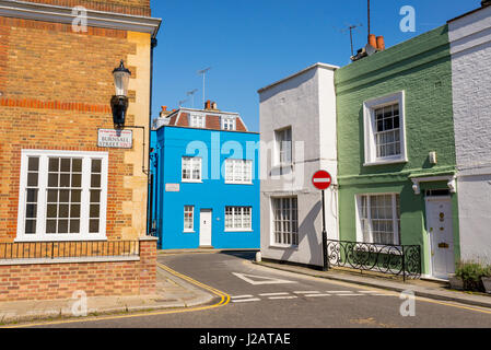 Color pastello vittoriano ristrutturato case britanniche in Burnsall Street, Royal Borough di Kensington e Chelsea, London, Regno Unito Foto Stock