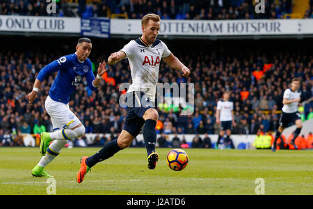 Ramiro Funes Mori di Everton persegue Harry Kane del Tottenham durante il match di Premier League tra Tottenham Hotspur e Everton White Hart Lane a Londra. Il 5 marzo 2017. James Boardman / teleobiettivo e immagini solo uso editoriale FA Premier League e Football League immagini sono soggette a licenza DataCo vedere www.football-dataco.com Foto Stock