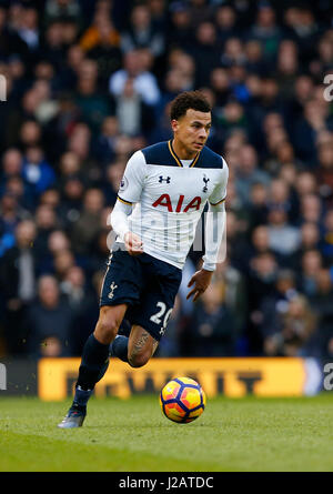 Il dele Alli di Tottenham spinge in avanti durante il match di Premier League tra Tottenham Hotspur e Everton White Hart Lane a Londra. Il 5 marzo 2017. James Boardman / teleobiettivo e immagini solo uso editoriale FA Premier League e Football League immagini sono soggette a licenza DataCo vedere www.football-dataco.com Foto Stock