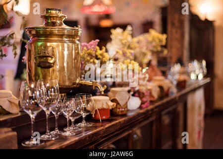 Unico ristorante etnico interno. Design tradizionale. Ucraini in stile rurale e decorazioni. L'Europa, Ucraina Foto Stock