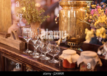 Unico ristorante etnico interno. Design tradizionale. Ucraini in stile rurale e decorazioni. L'Europa, Ucraina Foto Stock