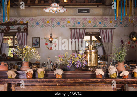 Unico ristorante etnico interno. Design tradizionale. Ucraini in stile rurale e decorazioni. L'Europa, Ucraina Foto Stock