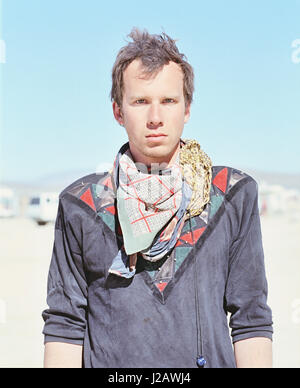 Ritratto di fiducioso uomo in piedi nel deserto su giornata soleggiata, Black Rock Desert, Nevada, STATI UNITI D'AMERICA Foto Stock