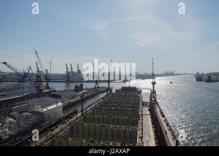 Dock di funzionamento al Bloom e Voss ad Amburgo il 12 maggio 2016 (Germania) | utilizzo in tutto il mondo Foto Stock