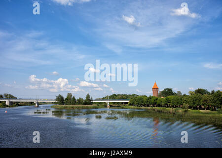 Fiume di Nogat con ponte ferroviario in Malbork, Pomerania, Polonia Foto Stock