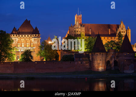 Polonia, castello di Malbork (Marienburg) di notte, High Castle e Grand Master's Palace architettura medievale dell'Ordine dei Cavalieri Teutonici, Patrimonio Mondiale Foto Stock