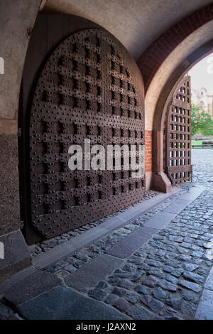 Aprire rinforzata di ferro grande porta di legno al medioevale Castello di Malbork dei Cavalieri Teutonici in Polonia, Europa Foto Stock