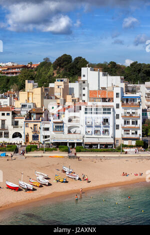 Spagna blanes, spiaggia, mare e appartamento case in località turistica sulla Costa Brava a mare Mediterraneo, Europa Foto Stock