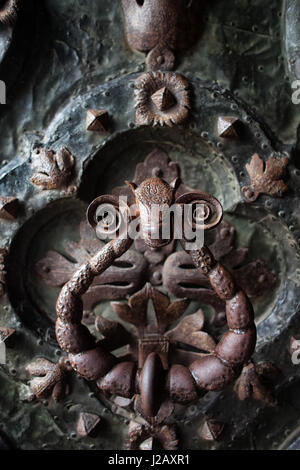 Porta vecchia respingente in forma animale per la cattedrale di Gerona in Catalogna, Spagna, Europa Foto Stock