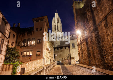 Girona città di notte, Città Vecchia, Barri Vell - Quartiere Vecchio, la Catalogna, Spagna, Sant Feliu Basilica torre nel mezzo. Foto Stock