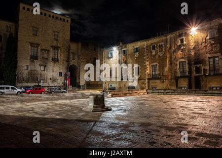 Girona città di notte in Catalogna, Spagna, Città Vecchia, il Palazzo Episcopale - Museo di Arte sulla sinistra, quadrato accanto alla Cattedrale Foto Stock