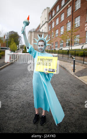 Amnesty International ha protestato per celebrare i primi 100 giorni in carica del presidente americano Donald Trump (29 aprile), al di fuori dell'ambasciata degli Stati Uniti a Belfast. Foto Stock