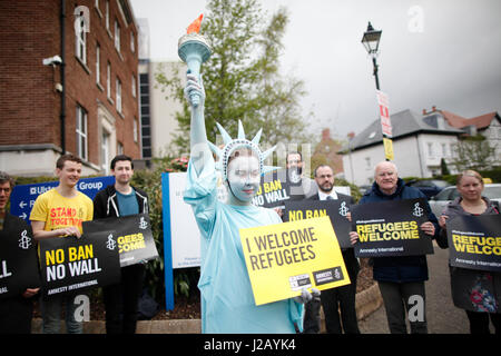 Amnesty International ha protestato per celebrare i primi 100 giorni in carica del presidente americano Donald Trump (29 aprile), al di fuori dell'ambasciata degli Stati Uniti a Belfast. Foto Stock