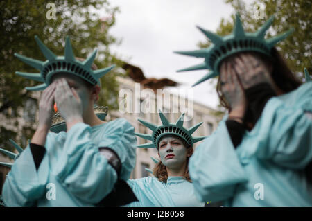 Amnesty International tenere una protesta con 100 'Statues della libertà", per contrassegnare il presidente statunitense Donald Trump's primi cento giorni in ufficio (29 Aprile), davanti all'Ambasciata degli Stati Uniti a Grosvenor Square, Londra. Foto Stock