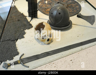 Medioevo. Cappotto di mail (armatura), spada, cranio, casco. Xii e il XIII secolo. La Norvegia. Museo storico. Oslo. La Norvegia. Foto Stock