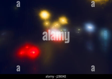 Immagine sfocati di vetture su strada di città di notte Foto Stock