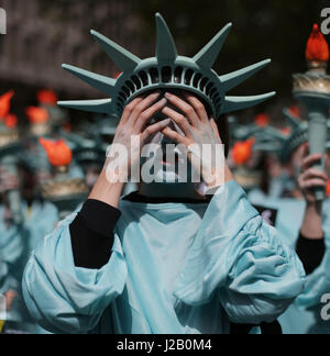 Amnesty International tenere una protesta con 100 'Statues della libertà", per contrassegnare il presidente statunitense Donald Trump's primi cento giorni in ufficio (29 Aprile), davanti all'Ambasciata degli Stati Uniti a Grosvenor Square, Londra. Foto Stock