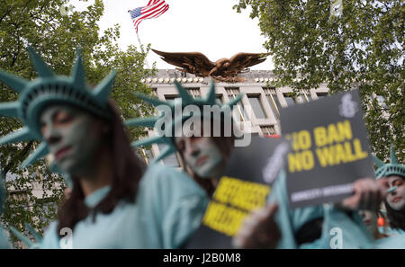 Amnesty International tenere una protesta con 100 'Statues della libertà", per contrassegnare il presidente statunitense Donald Trump's primi cento giorni in ufficio (29 Aprile), davanti all'Ambasciata degli Stati Uniti a Grosvenor Square, Londra. Foto Stock