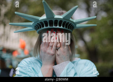 Amnesty International tenere una protesta con 100 'Statues della libertà", per contrassegnare il presidente statunitense Donald Trump's primi cento giorni in ufficio (29 Aprile), davanti all'Ambasciata degli Stati Uniti a Grosvenor Square, Londra. Foto Stock