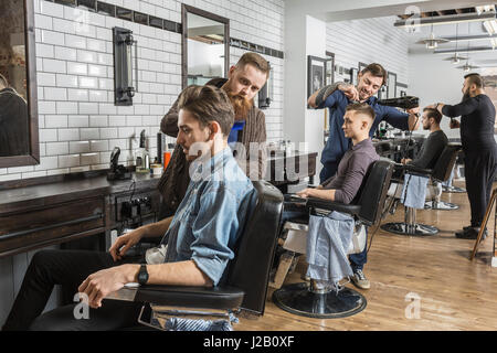 Parrucchieri taglio cliente maschio i capelli in salone Foto Stock