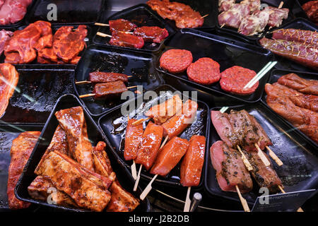 Marinaded carne per la griglia in un espositore da banco in un supermercato. carne al macellaio Foto Stock