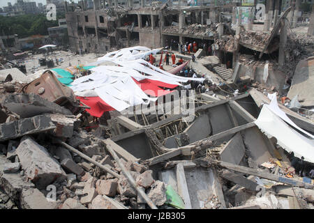 Bangladesh soccorritori look per i superstiti e vittime in corrispondenza del sito di un edificio che è collassata in Savar, vicino a Dacca in Bangladesh. Il 24 aprile, un otto-st Foto Stock