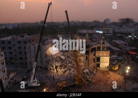 Bangladesh soccorritori look per i superstiti e vittime in corrispondenza del sito di un edificio che è collassata in Savar, vicino a Dacca in Bangladesh. Il 24 aprile, un otto-st Foto Stock