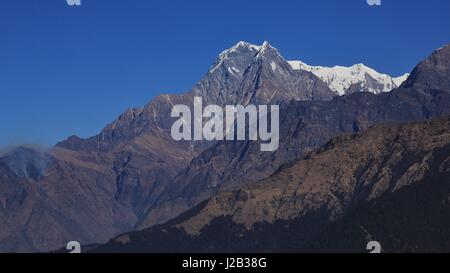 Nilgiri, alta montagna in Nepal. Vista da Mohare Danda. Foto Stock