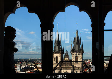 I turisti a visitare un punto di osservazione nel Municipio della Città Vecchia di Praga, Repubblica Ceca, con la Chiesa di Tyn in Piazza della Città Vecchia si vede in background. Foto Stock